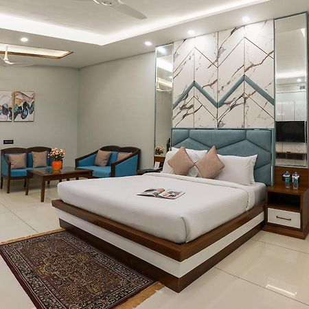 Hotel Leela Grande Карнал Экстерьер фото