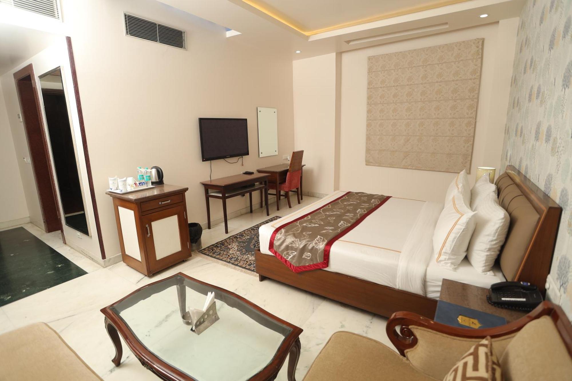 Hotel Leela Grande Карнал Экстерьер фото
